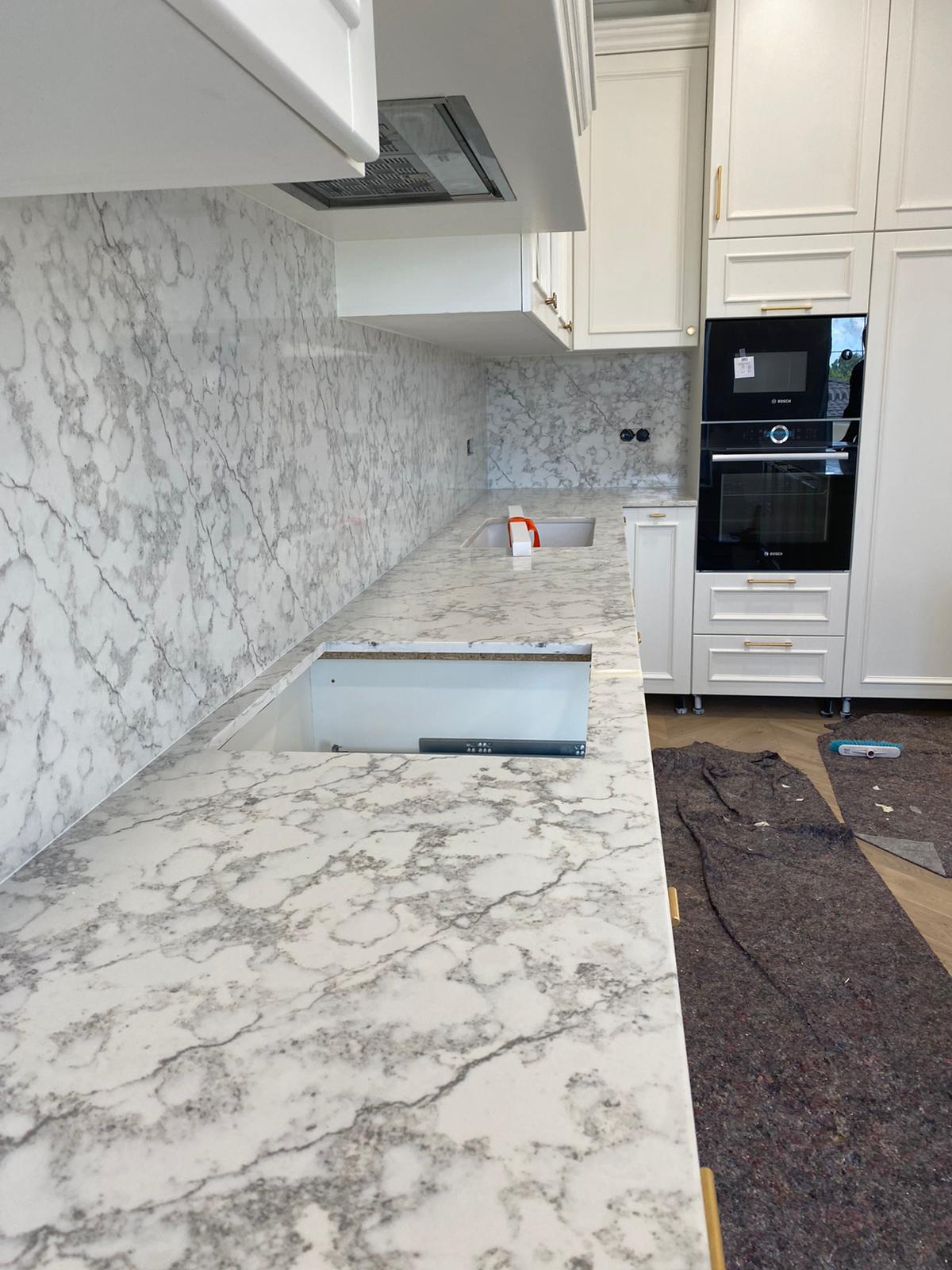 Design Bucatarie Cu Blat Cuart